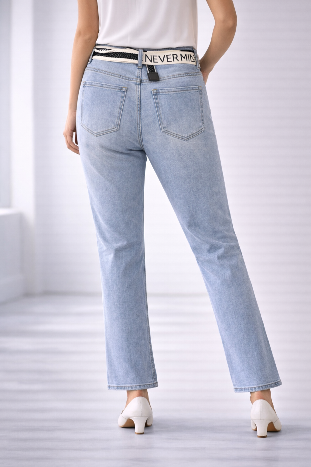 Jeans Donna Straight Fit Lavaggio Chiaro con Cintura Scritta