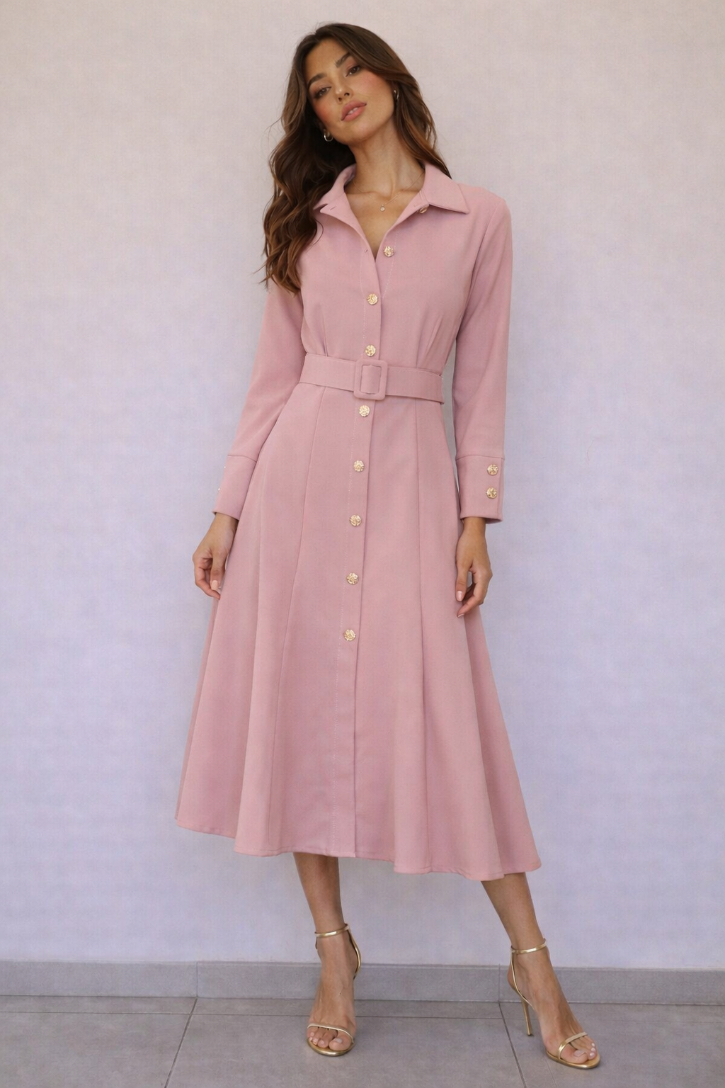 Abito mid con bottoni gioiello e cintura in vita