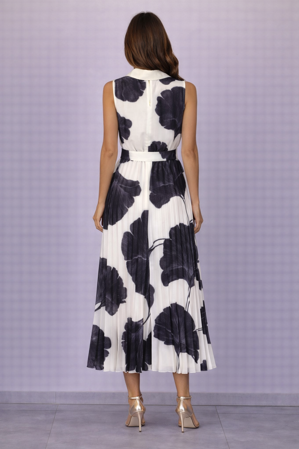 Abito midi plissettato bianco con stampa floreale rossa e collo alto