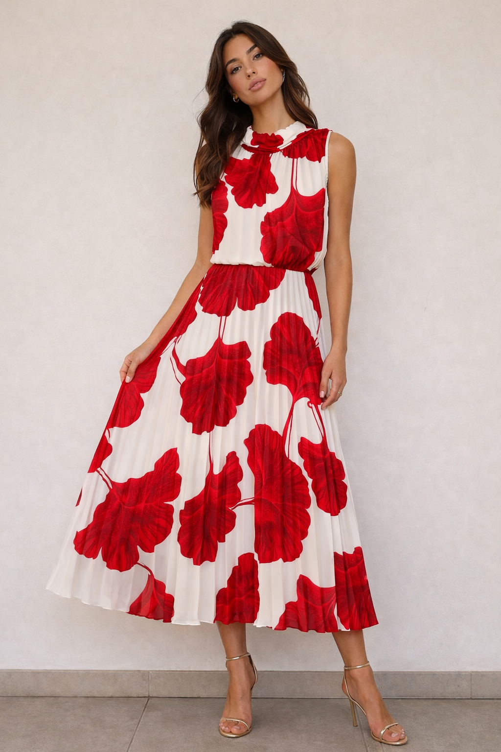 Abito midi plissettato bianco con stampa floreale rossa e collo alto