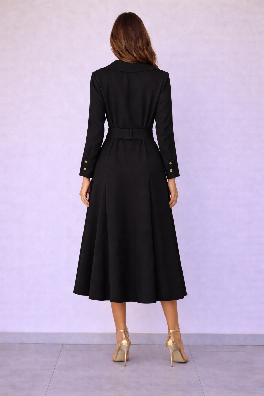 Abito mid con bottoni gioiello e cintura in vita