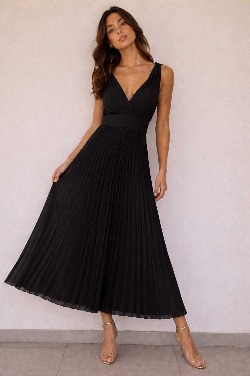 Abito lungo plissettato con scollo a V