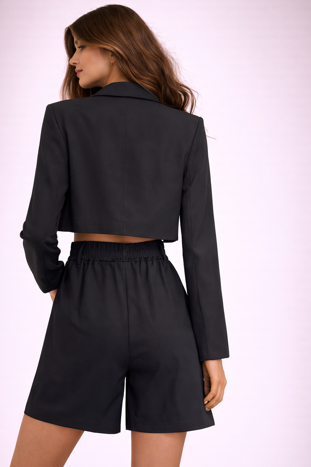 Completo donna con blazer cropped e shorts sartoriali