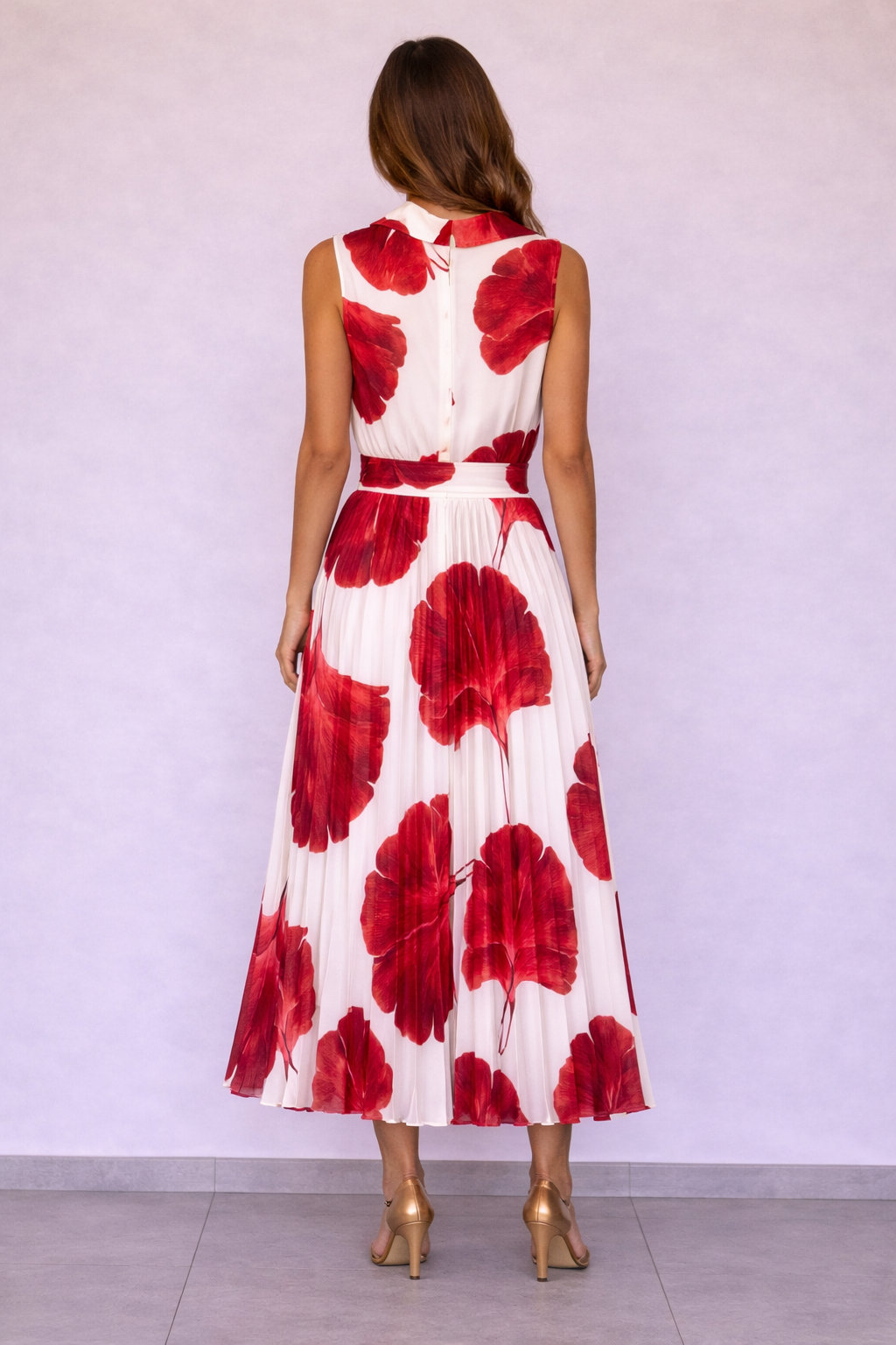 Abito midi plissettato bianco con stampa floreale rossa e collo alto