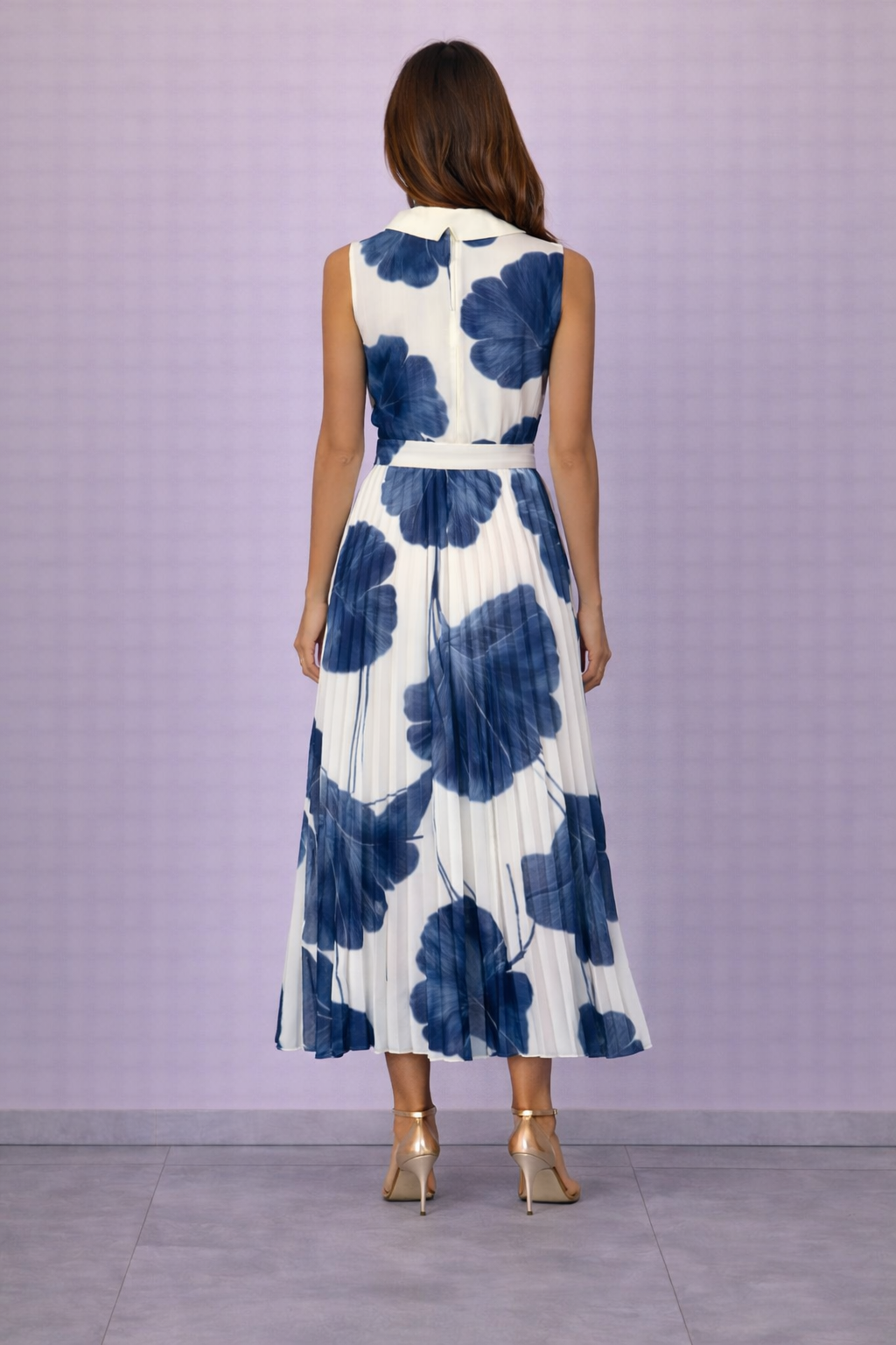 Abito midi plissettato bianco con stampa floreale rossa e collo alto