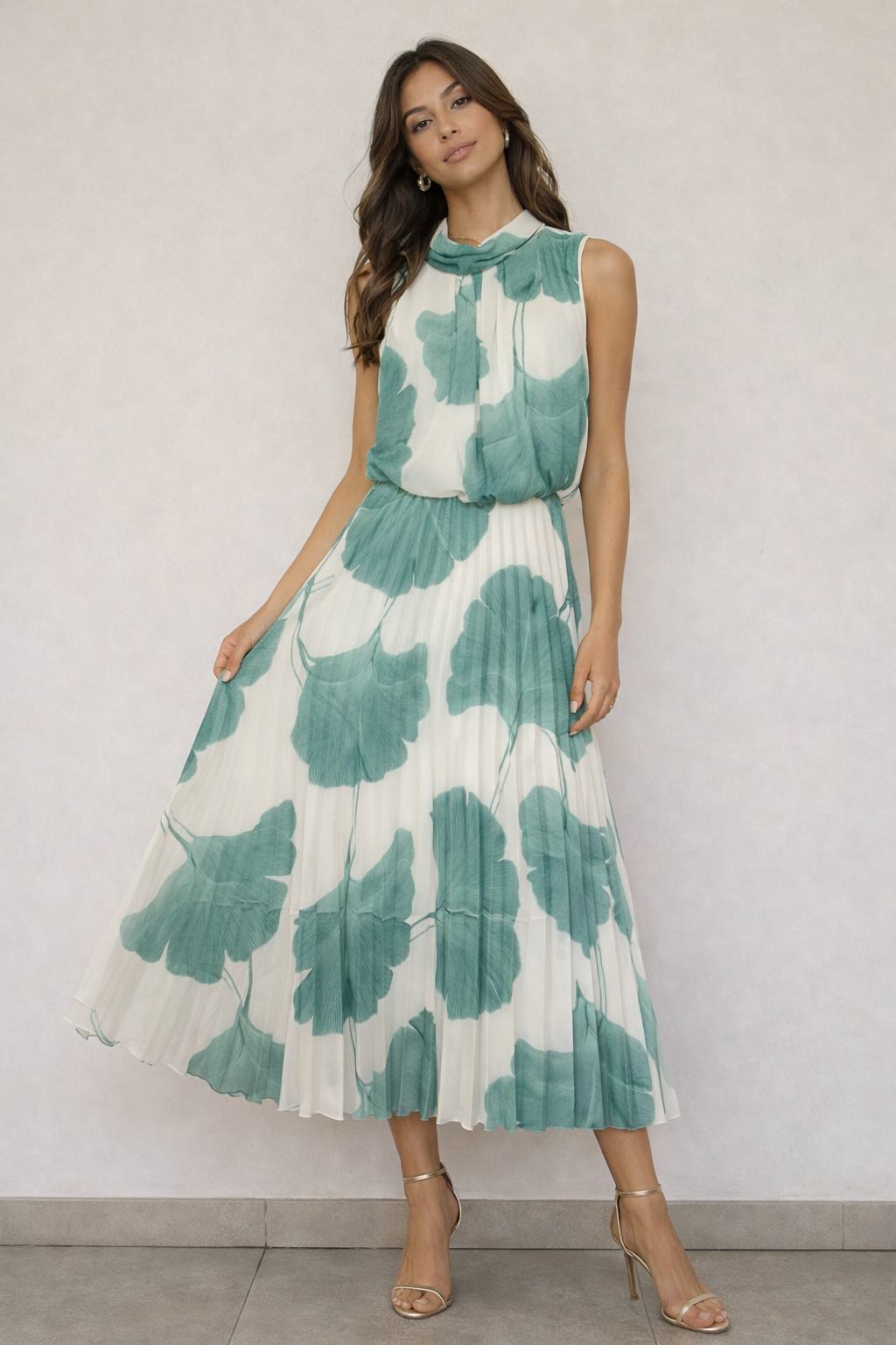 Abito midi plissettato bianco con stampa floreale rossa e collo alto