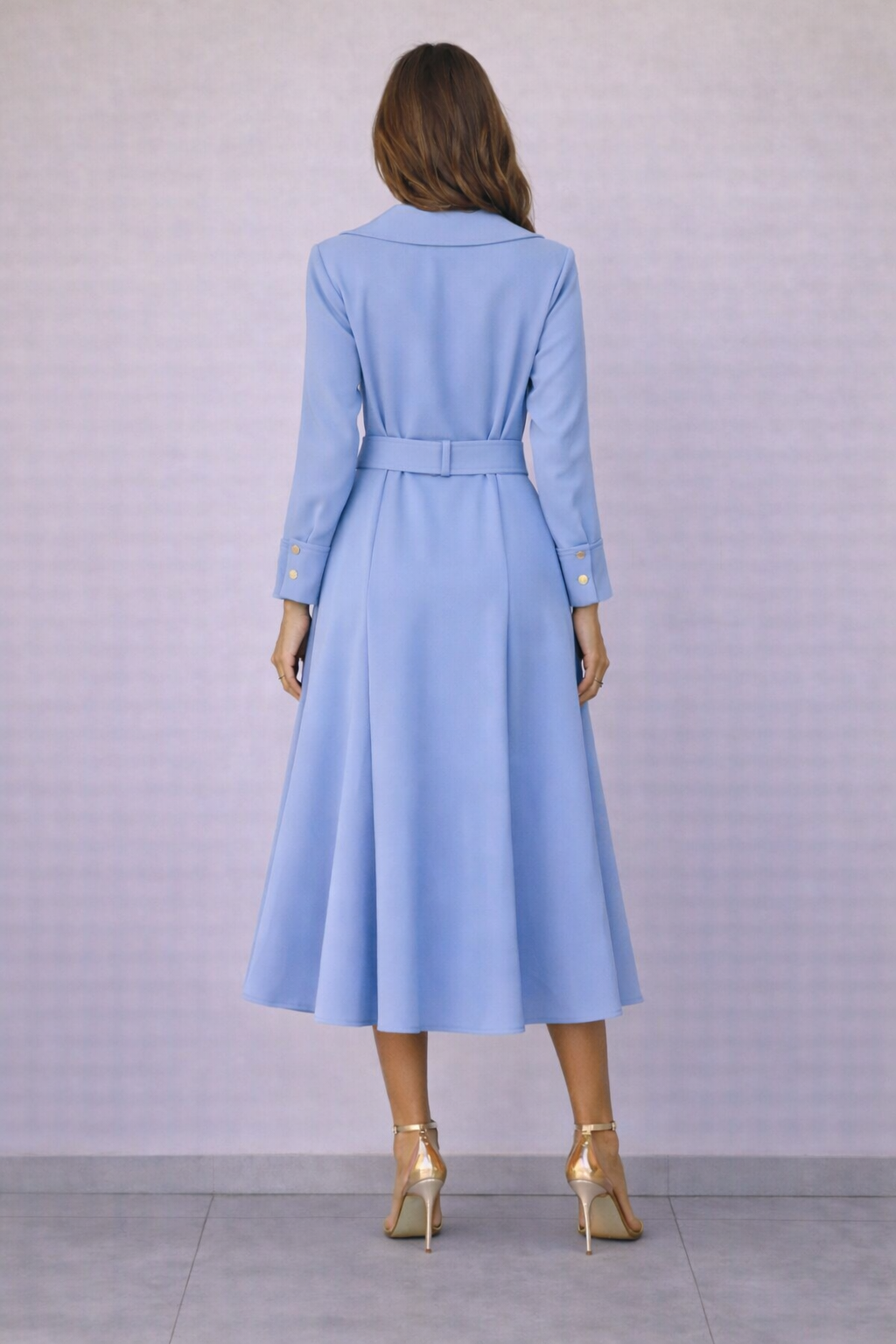 Abito mid con bottoni gioiello e cintura in vita