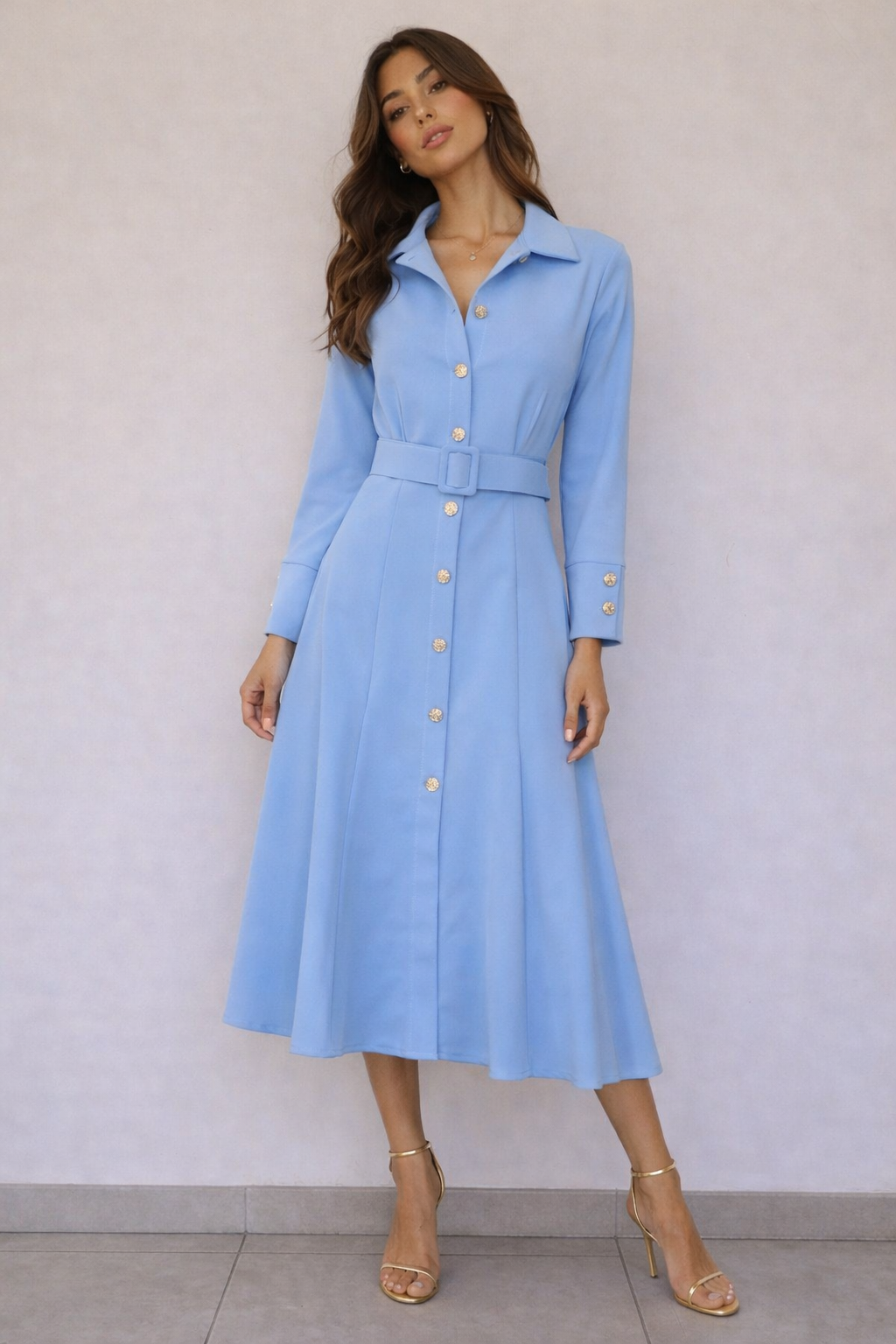 Abito mid con bottoni gioiello e cintura in vita