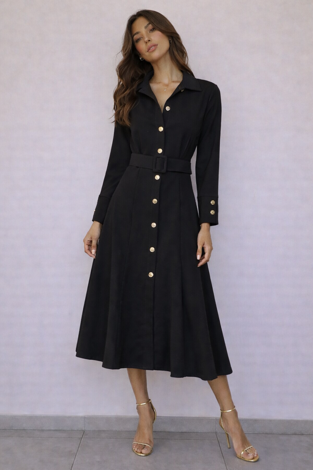 Abito mid con bottoni gioiello e cintura in vita